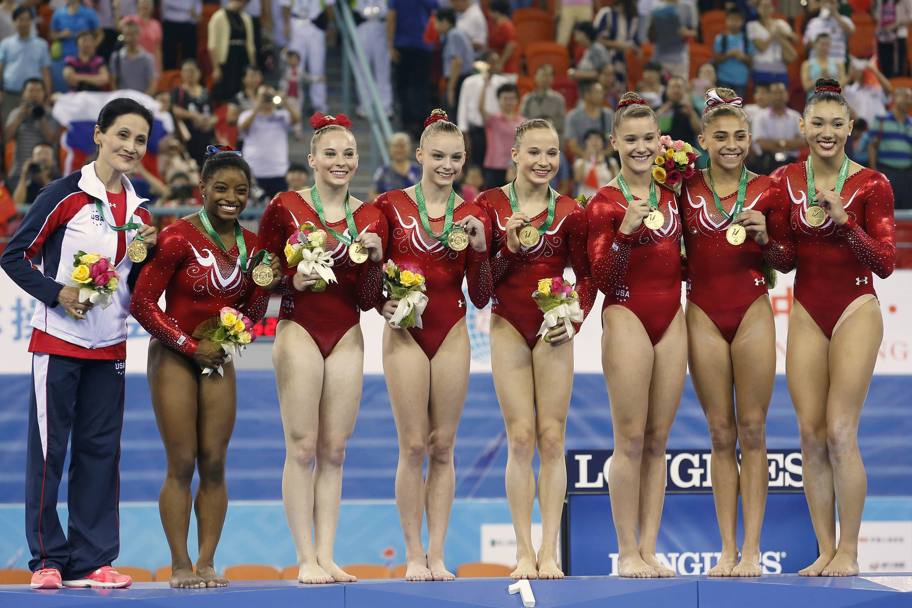 La squadra Usa sul podio dopo la vittoria nella finale a squadre ai Mondiali di ginnastica artistica di Nanning (Action Images)